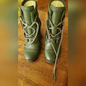 Sorel Green Combat Boots (These Dont Fit Like a 6.5 More Like A 7.5 Or 8)